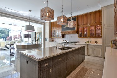 10 High Point Road - Kitchen Behind Island