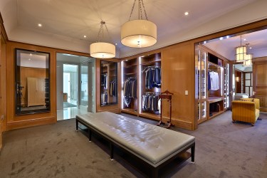 10 High Point Road - Master Ensuite Closet