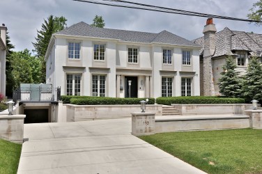 110 Arjay Crescent - Exterior Front Driveway