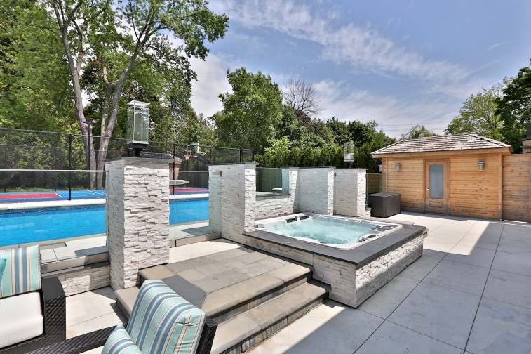 110 Arjay Crescent - Exterior Hottub