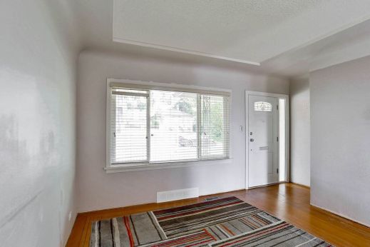 15 GLYNDE AVENUE, BURNABY, BRITISH COLUMBIA, V5B 3J3 - Living Room