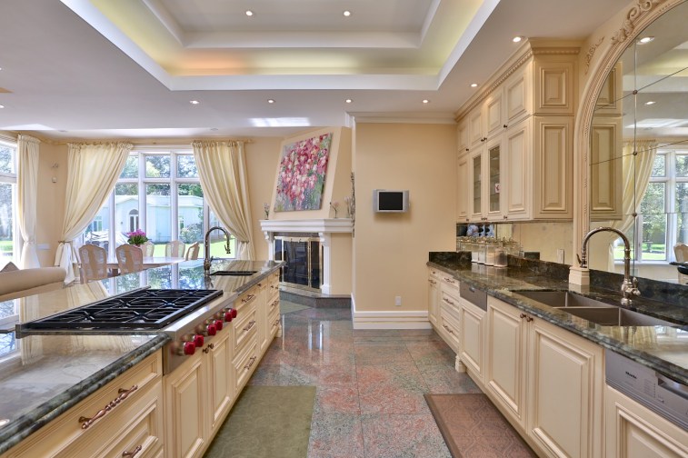 16 High Point Road - Kitchen Behind Island