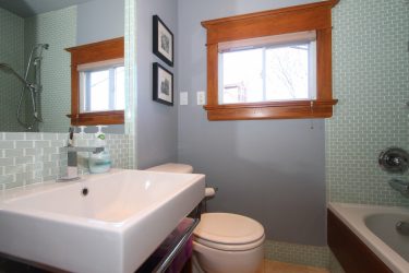 209 Oakmount Road - Bathroom