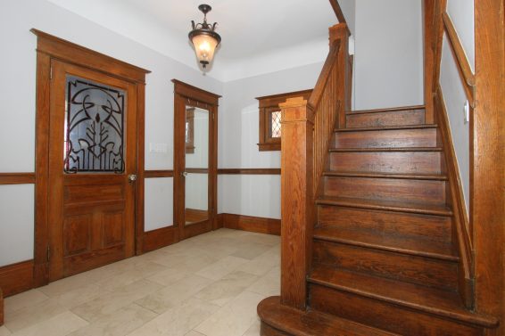 209 Oakmount Road - Entryway