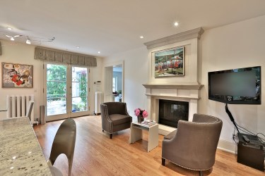 376 Russell Hill Road - Kitchen Seating Area