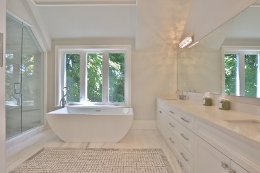 491 Glengarry Avenue - Master Bedroom Ensuite Tub