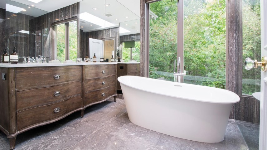 92 Park Road - Master Bedroom Ensuite Tub