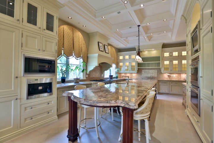 High Point Manor 35 High Point Road - Family Kitchen