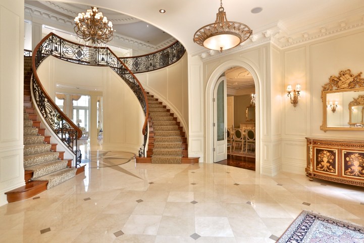 High Point Manor 35 High Point Road - Foyer